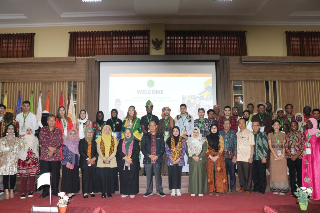 Foto Bersama Mahasiswa Internasional, Rektor, dan Dekan Foto Bersama Mahasiswa Internasional, Rektor, dan Dekan
